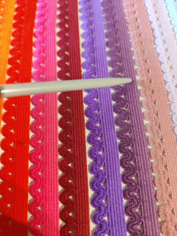 Underttøjs-elastik med bølgekant (ca. 30 farver)-Foldeelastik-Juels.dk