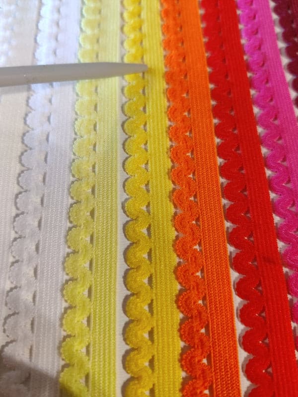 Underttøjs-elastik med bølgekant (ca. 30 farver)-Foldeelastik-Juels.dk